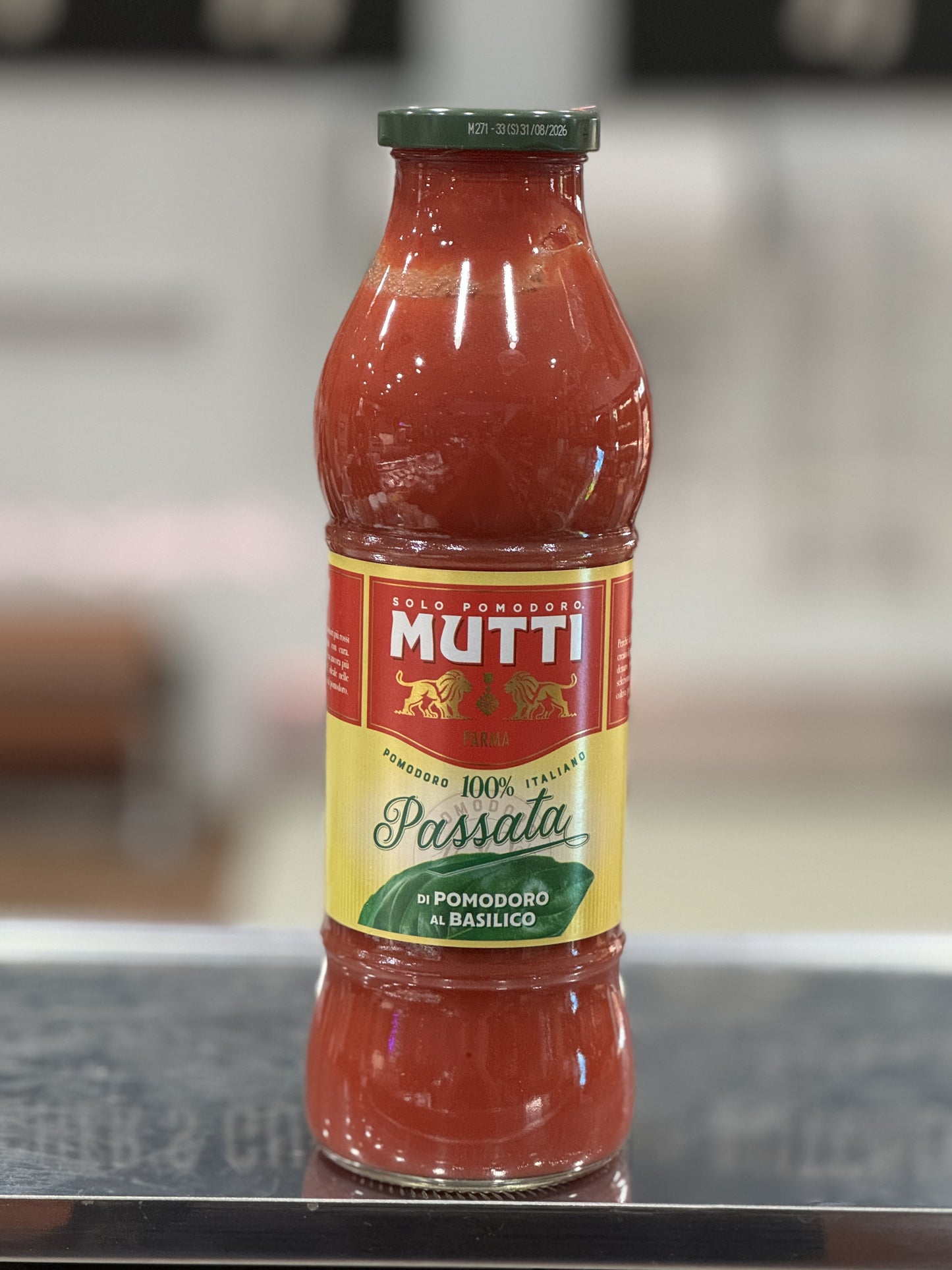 Mutti Passata with Basil